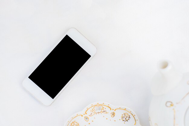 stylowy biały pulpit z nowoczesnym telefonem.