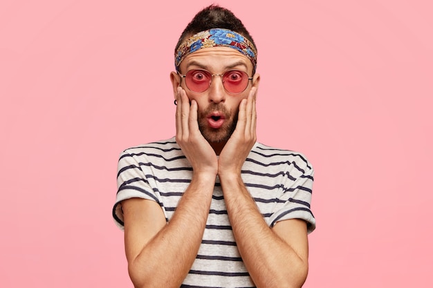 Bezpłatne zdjęcie stylowy facet w okularach przeciwsłonecznych i kolorowej opasce