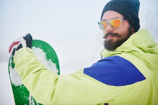 Bezpłatne zdjęcie stylowy mężczyzna i jego zimowe hobby