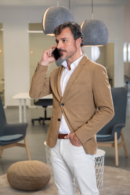 Bezpłatne zdjęcie stylowy mężczyzna rozmawia przez telefon