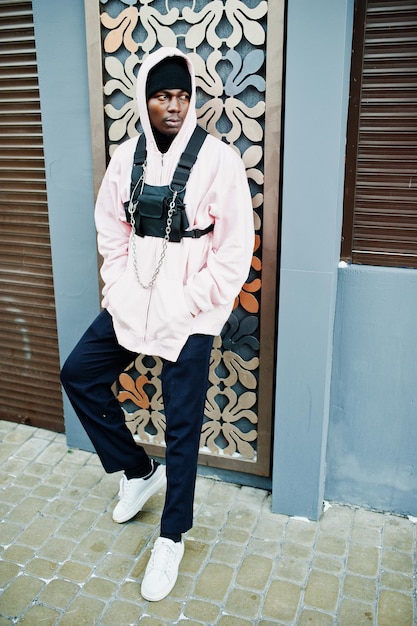 Bezpłatne zdjęcie stylowy, miejski styl, afroamerykanin w różowej bluzie z kapturem pozował afro raper facet