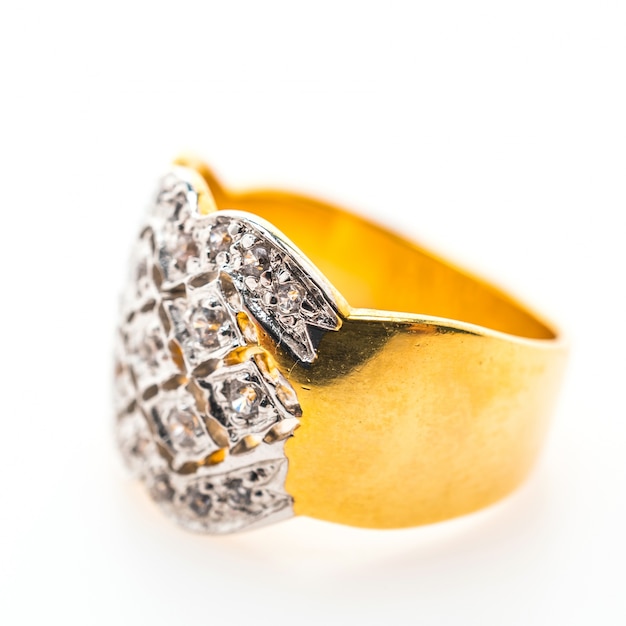 Stylowy pierścionek z diamentami