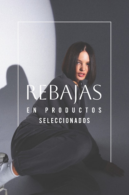 Bezpłatne zdjęcie stylowy portret kobiety z tekstem sprzedażowym w języku hiszpańskim dotyczącym wyprzedaży odzieży
