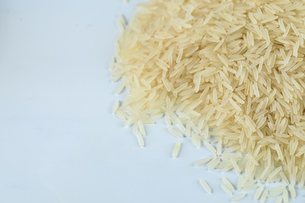Suchy i świeży azjatycki ryż po prawej stronie marmurowej powierzchni