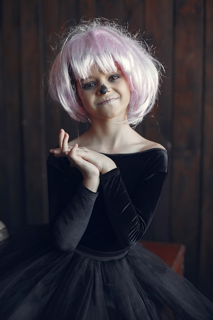 Bezpłatne zdjęcie sugar skull mała dziewczynka kostium na halloween i makijaż. impreza halloween'owa. dzień śmierci.