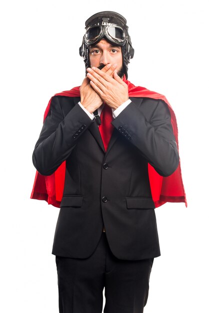 Super bohater biznesmen obejmujący usta
