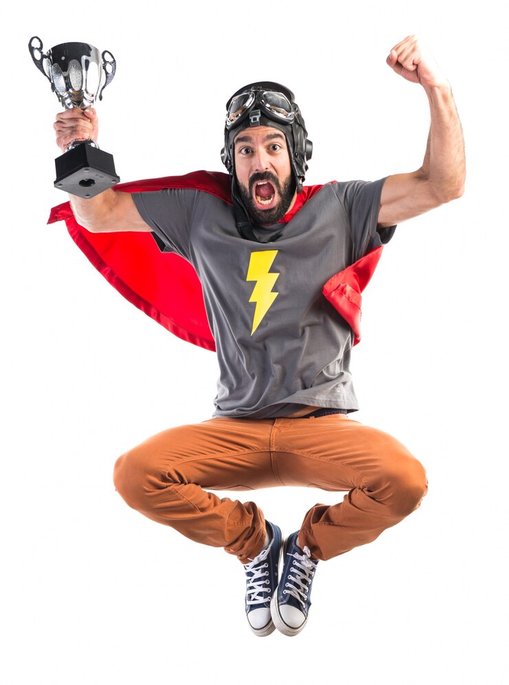 Bezpłatny plik Zdjęcie superhero trzyma trofeum