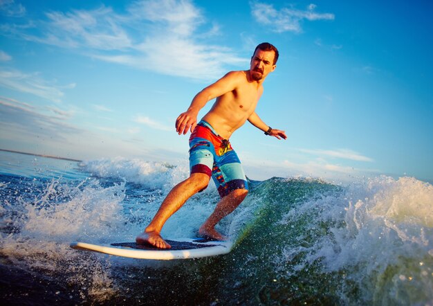 Surfboarder korzystających z czasu letniego