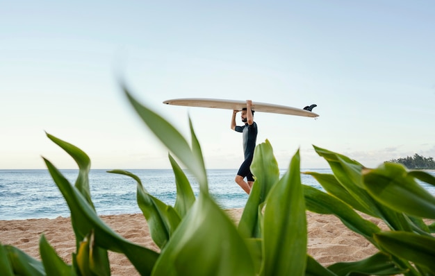 Surfer i jego deska surfingowa z dystansu