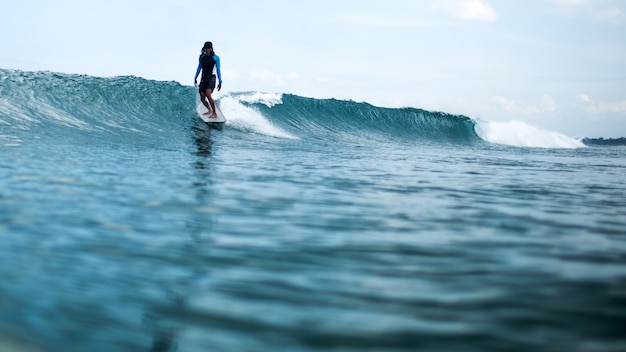 surfer jedzie na fali