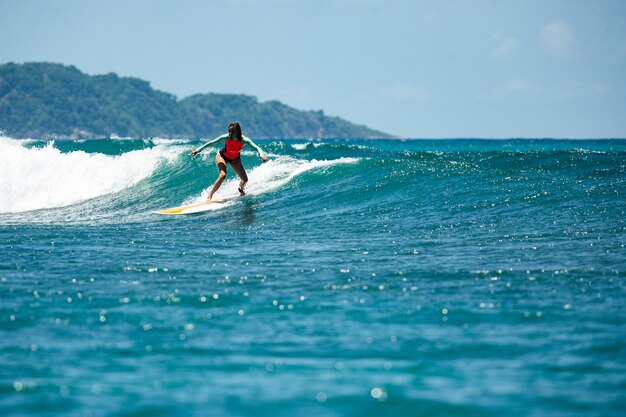 Surfer na błękitnej fali.