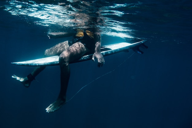 Surfer na błękitnej fali.