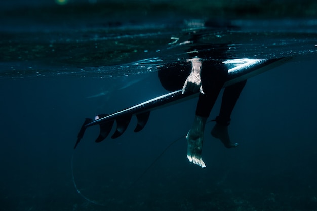 Surfer na błękitnej fali.