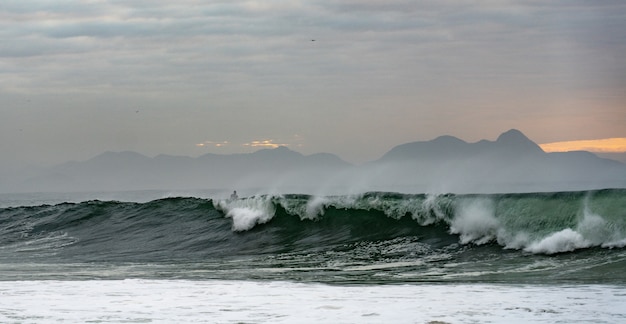 Surfer Na Falach Oceanu Na Plaży Copacabana