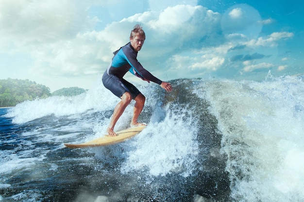 Bezpłatne zdjęcie surfer na fali błękitnego oceanu staje się lufą
