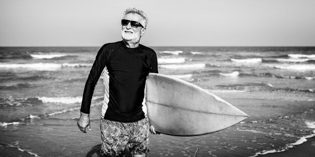 Bezpłatne zdjęcie surfer na ładnej plaży?