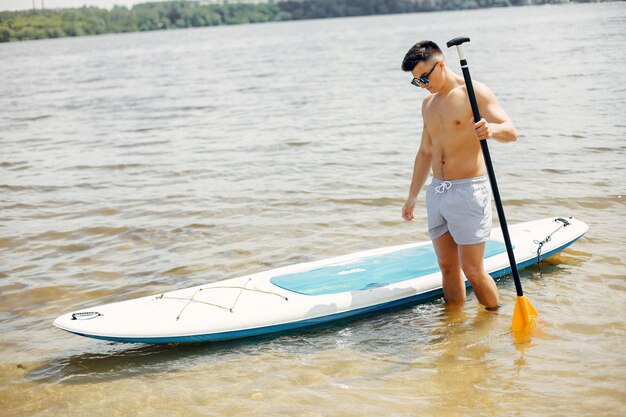 surfer na letniej plaży