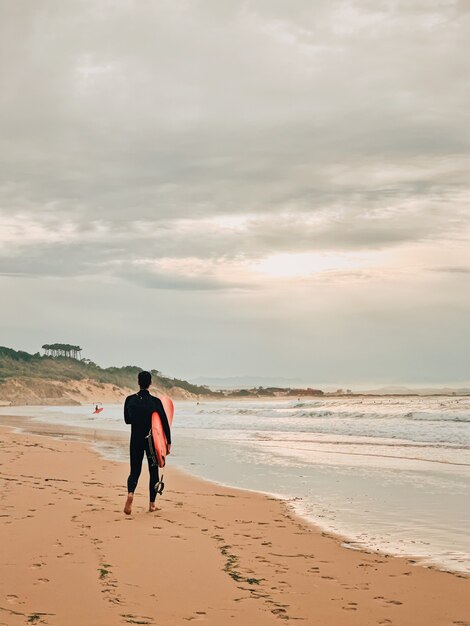 Surfer na piaszczystej plaży