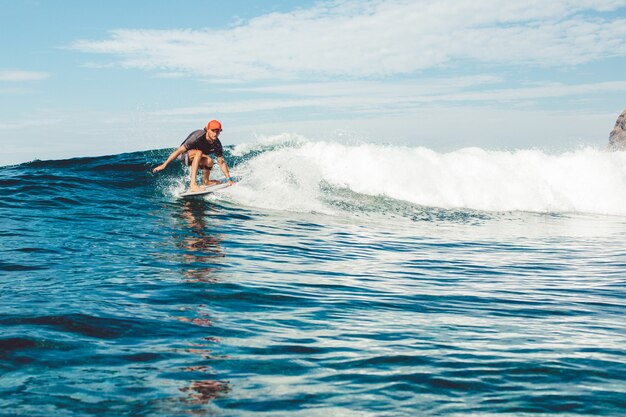 surfer w oceanie