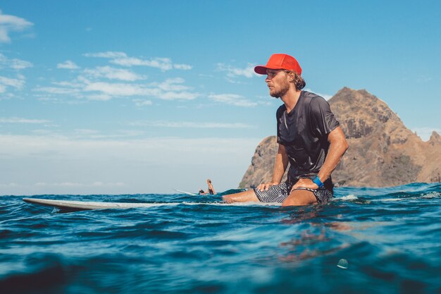 surfer w oceanie