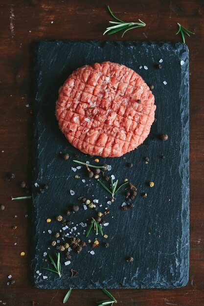 Surowe hamburgery wołowe z ziołami i przyprawami