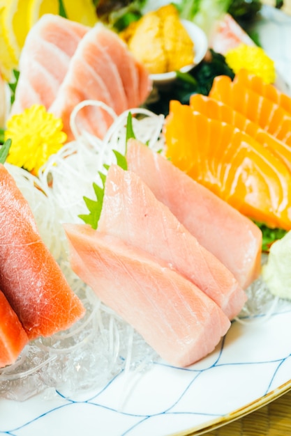 Surowe i świeże mięso rybne sashimi