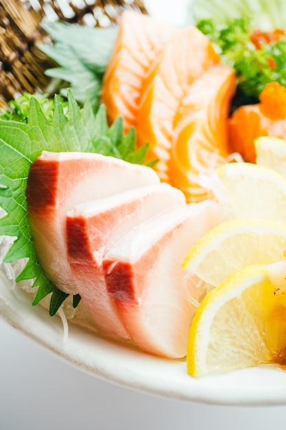 Surowe i świeże sashimi mieszane z łososiem, tuńczykiem, hamaji i innymi