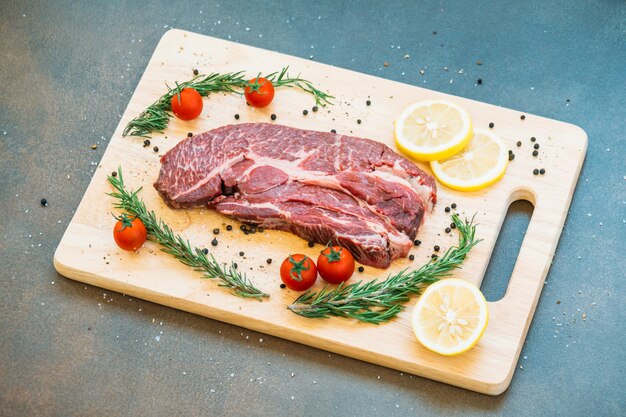 Surowe mięso wołowe na desce do krojenia