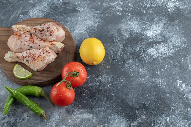 Surowe organiczne udka z kurczaka z dodatkami do gotowania.
