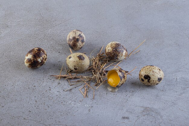 Surowe świeże jaja przepiórcze umieszczone na kamiennym stole.