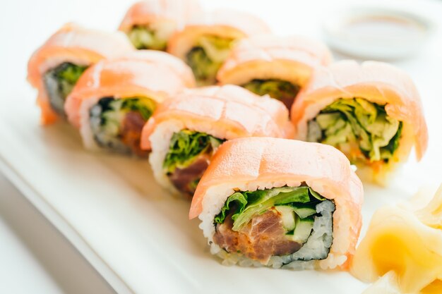 Surowe świeżego sushi roll z wasabi w białej płytce