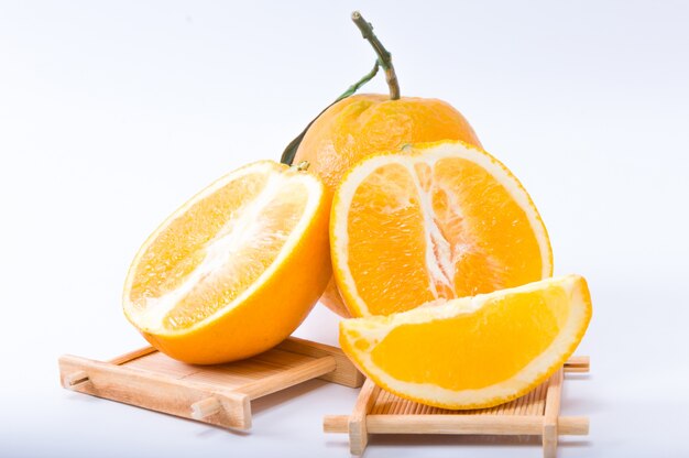 Surowe wycięcie całych świeżych owoców cytrusowych