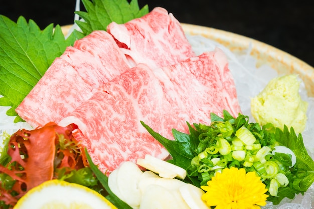 Bezpłatne zdjęcie surowy i świeży matsusaka wołowiny sashimi