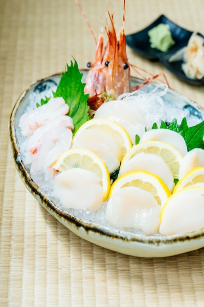 Surowy i świeży zestaw sashimi z ostrygą