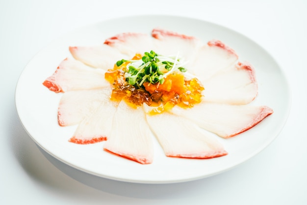Surowy świeży Hamaji rybi mięsny sashimi w bielu talerzu