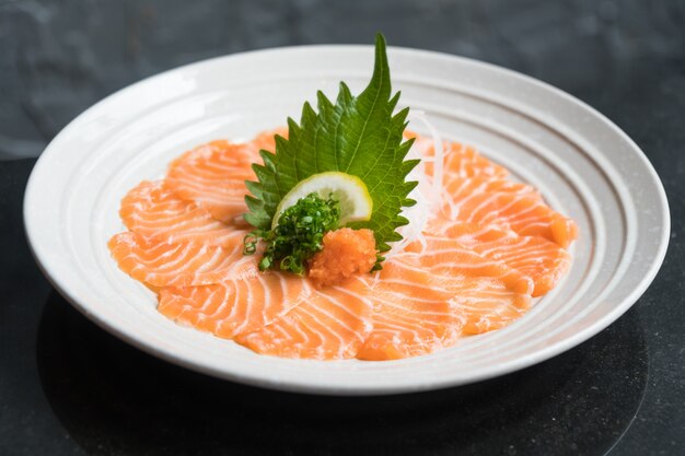 Surowy świeży łososiowy sashimi