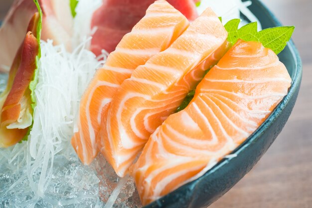 Surowy świeży sashimi