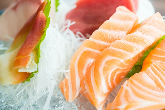 Surowy świeży sashimi
