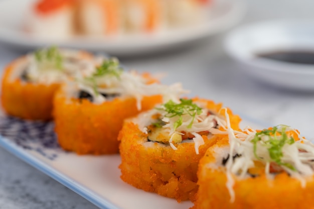 Sushi jest pięknie ułożone na talerzu.