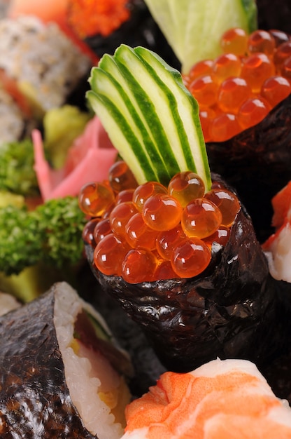 Bezpłatne zdjęcie sushi łososia sushi z assorted sushi półmisek