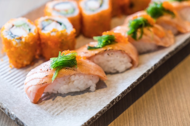 sushi łososiowe i łososia maki