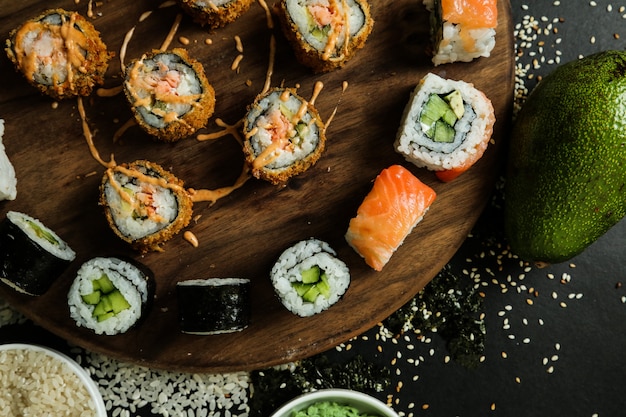 Sushi roll na biurku z sosem widok z góry