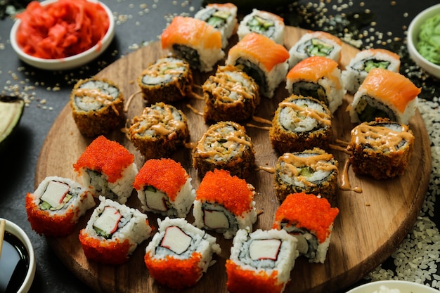 Sushi roll na biurku z sosem widok z góry