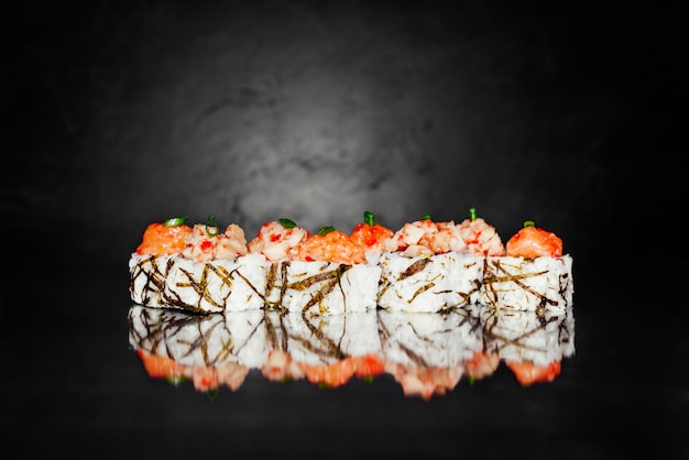 Sushi roll tobica z nori, marynowanego ryżu, sera, ogórka, awokado, łososia