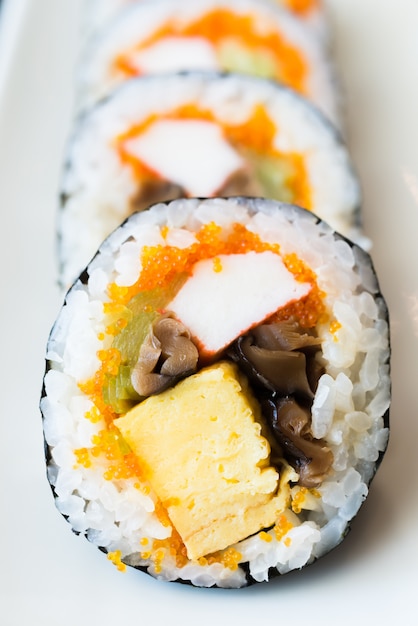 Bezpłatne zdjęcie sushi roll