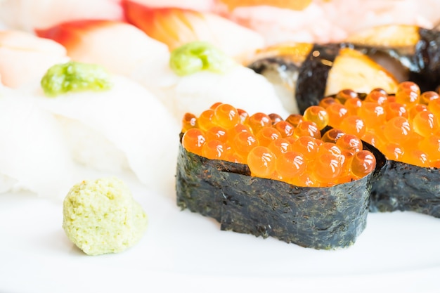 Sushi w białej płytce
