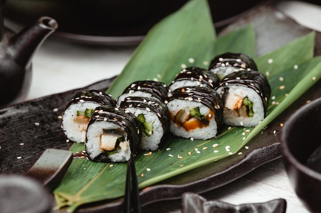Bezpłatne zdjęcie sushi z czarnego ryżu