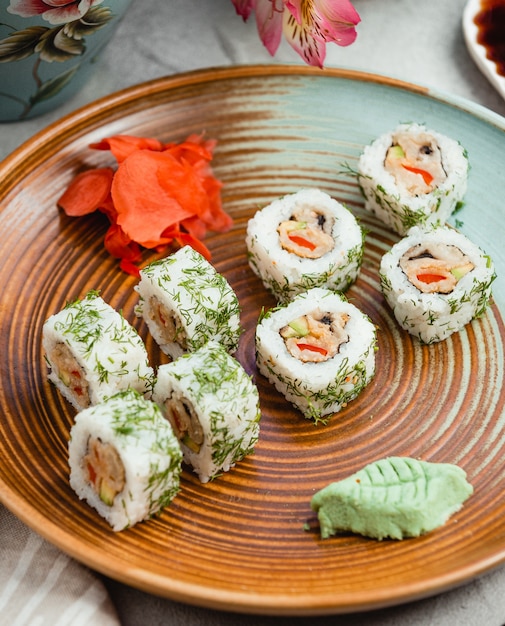 Bezpłatne zdjęcie sushi z imbirem i wasabi