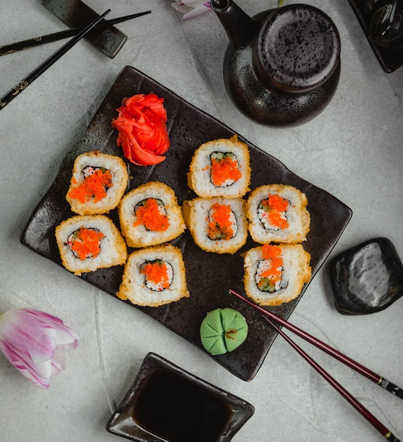 Bezpłatne zdjęcie sushi z imbirowym pomarańczowym kawiorem i wasabi