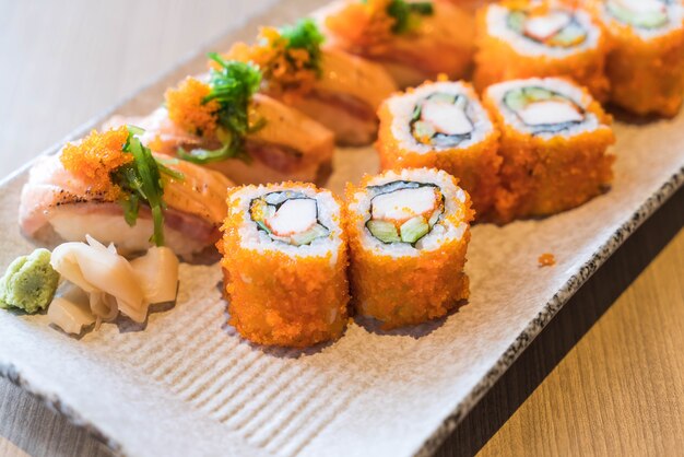 Sushi z łososia i łososia maki